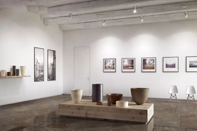 佛山市軍輝陶瓷：大客廳墻體上貼墻磚怎么樣看